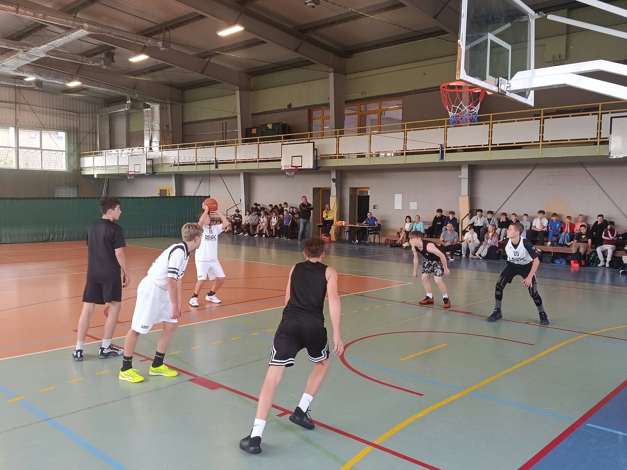 ZAWODY SZKÓŁ PODSTAWOWYCH - KOSZYKÓWKA 3 x 3